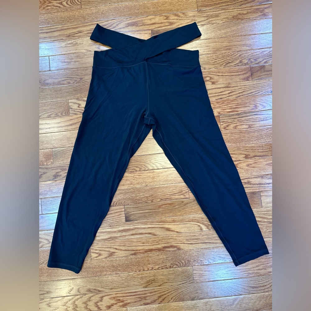 ***Offline by Aerie real me black cut out criss cross strappy waist 7/8 leggings